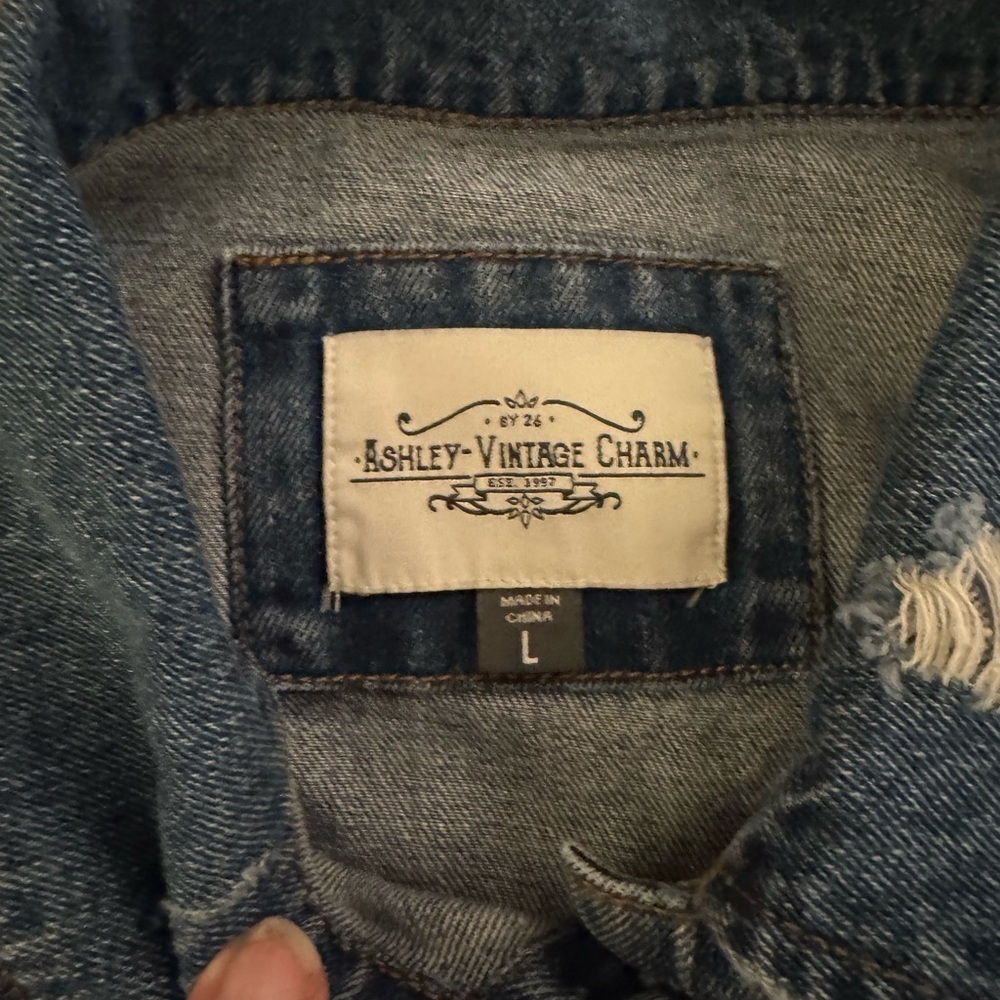 ASHLEY VINTAGE CHARM Distressed Cropped Denim Jacket - Picture 4 of 12
